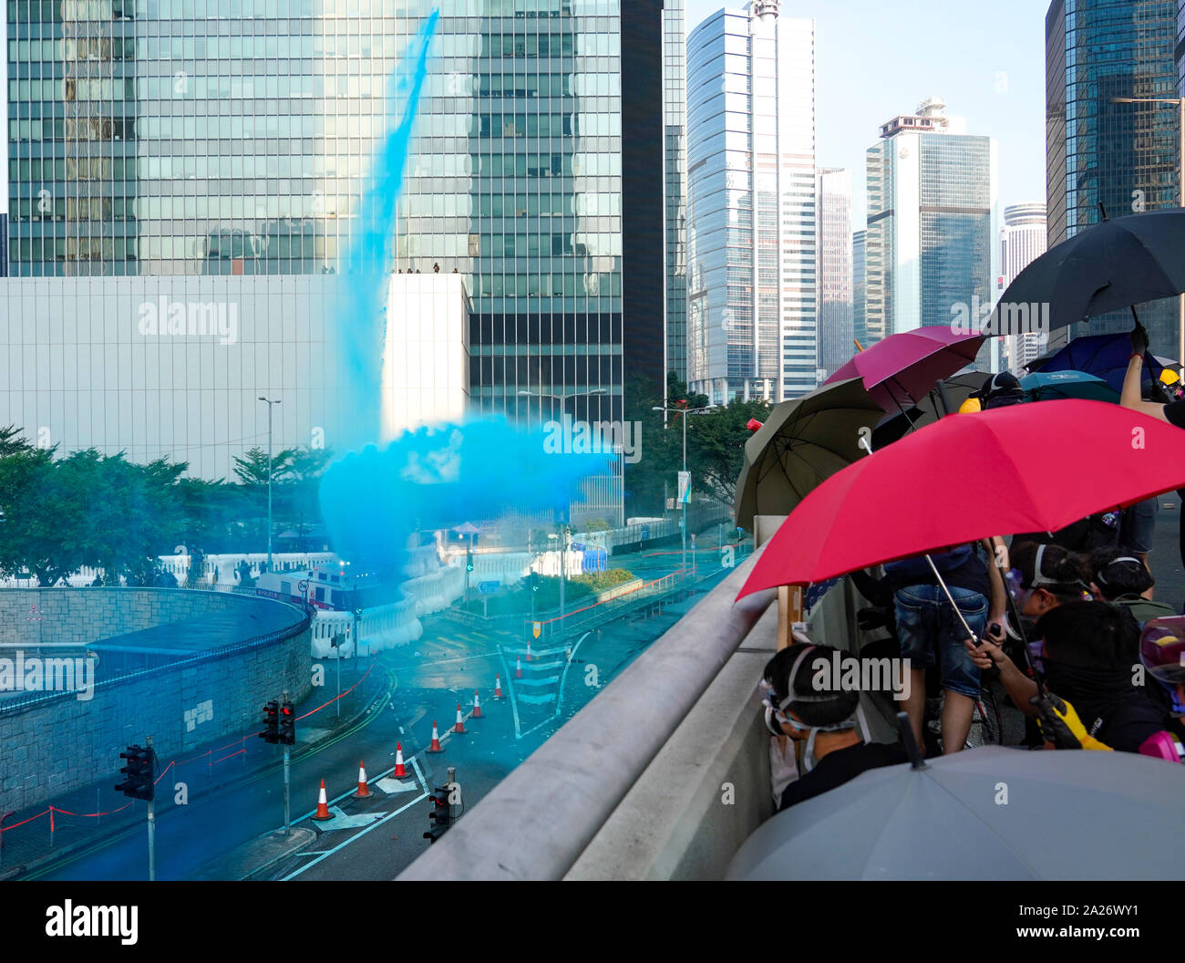 Hong Kong. 1 ottobre 2019. Dopo una tranquilla marzo attraverso Hong Kong Island da una stima di 100.000 pro democrazia sostenitori, svasato violenti fino a Tamar, Admiralty e spostata attraverso il quartiere Wanchai. Polizia ha usato gas lacrimogeni e baton rounds e cannone ad acqua. Hard core group accendono fuochi, gettò mattoni e Molotov cocktail presso la polizia. La violenza continua in serata. I manifestanti rifugio dalla polizia cannone ad acqua. Iain Masterton/Alamy Live News. Foto Stock