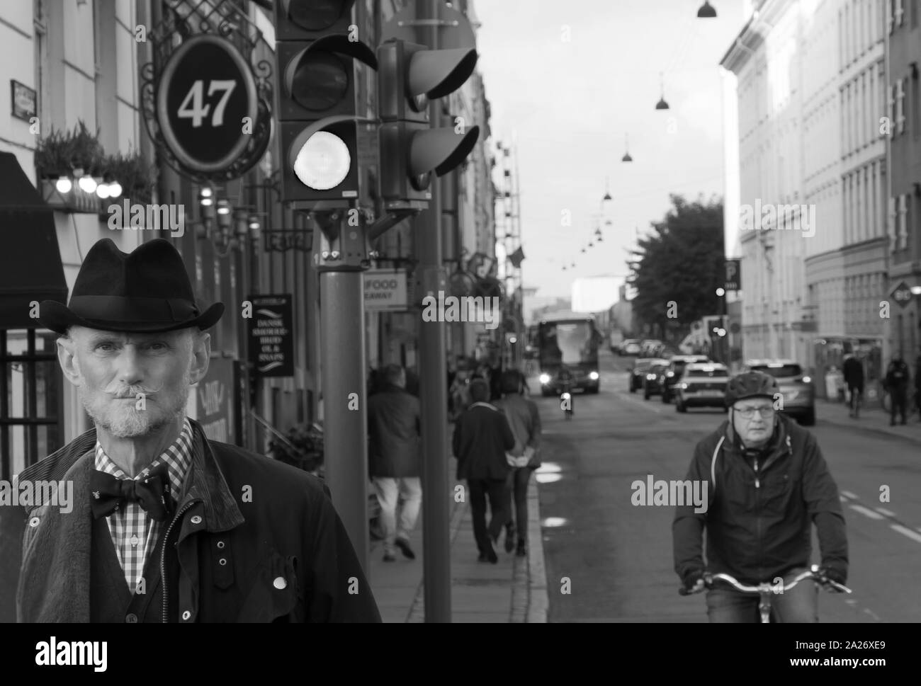 Uomo locale nella HAT di Copenaghen su una giornata autunnale, Danimarca Foto Stock
