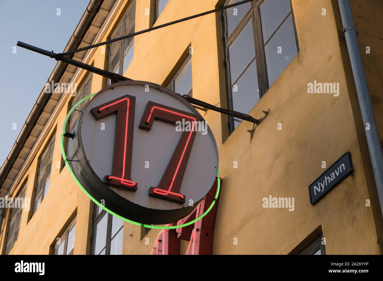 Insegna al neon di Nyhavn a Copenaghen in una giornata autunnale, Danimarca Foto Stock