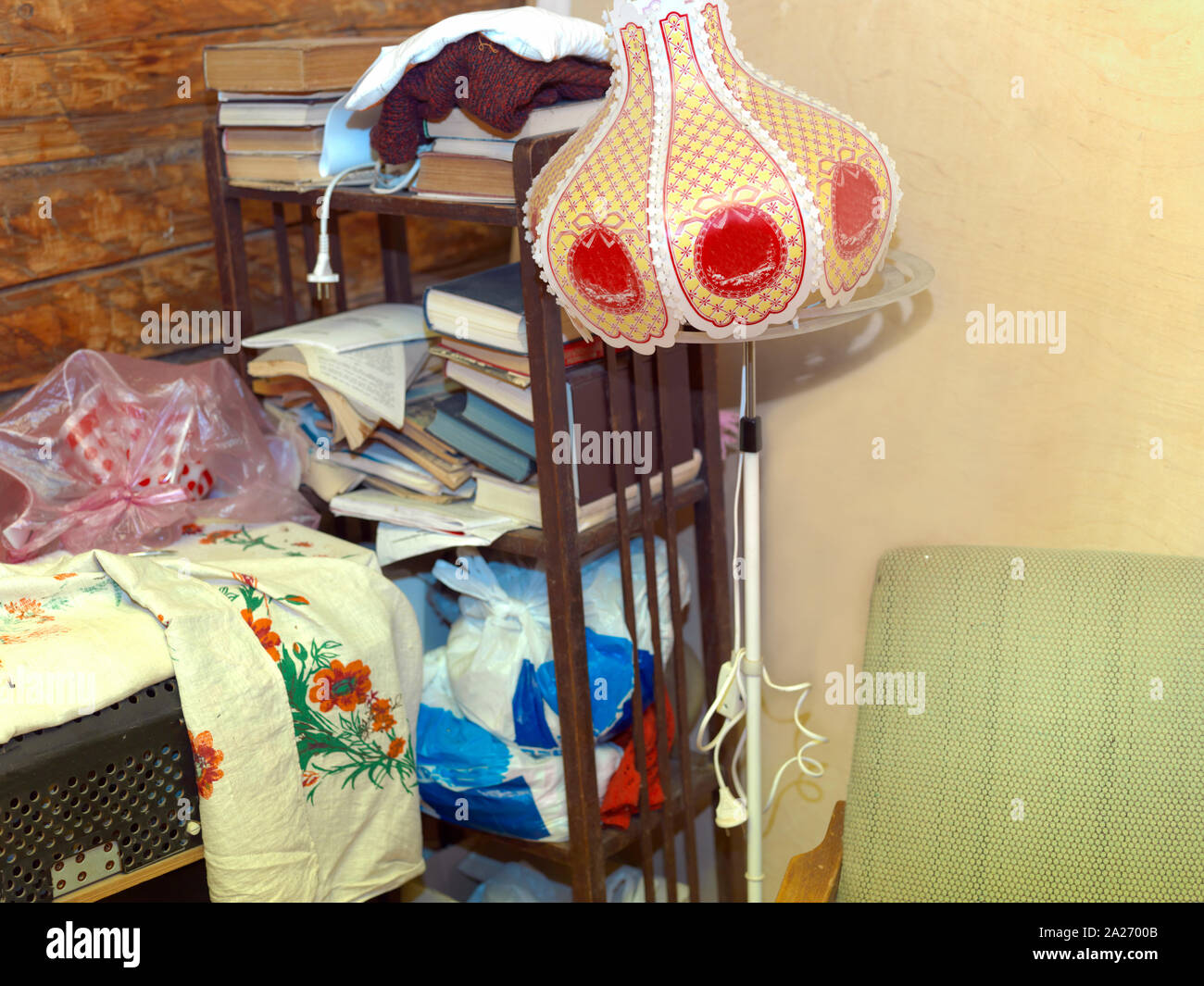 Interno con una pila di apparentemente nnecessary cose, indoor shot Foto Stock