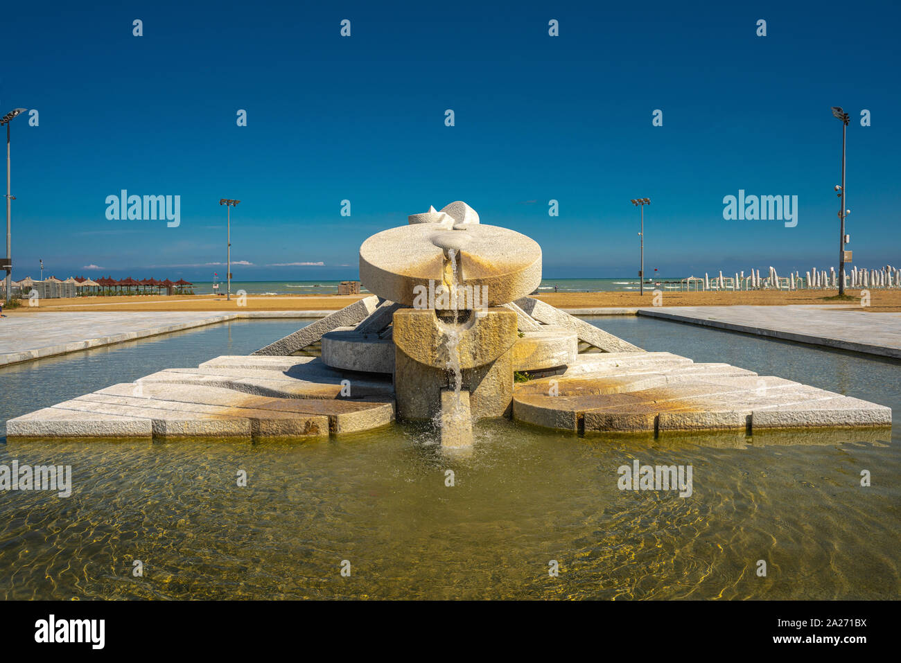 Fontana di Pescara " Nave di Cascella' sul lungomare del mare adriatico Foto Stock