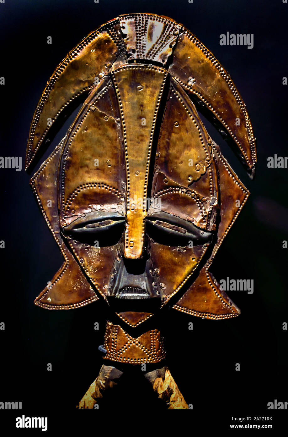 Reliquiario custode figura. Popolazione Ondumbo. Il Gabon, regione di Haut-Ogooué, Okondja. Xix secolo. Legno, rame, ottone. Africa, africane. Foto Stock