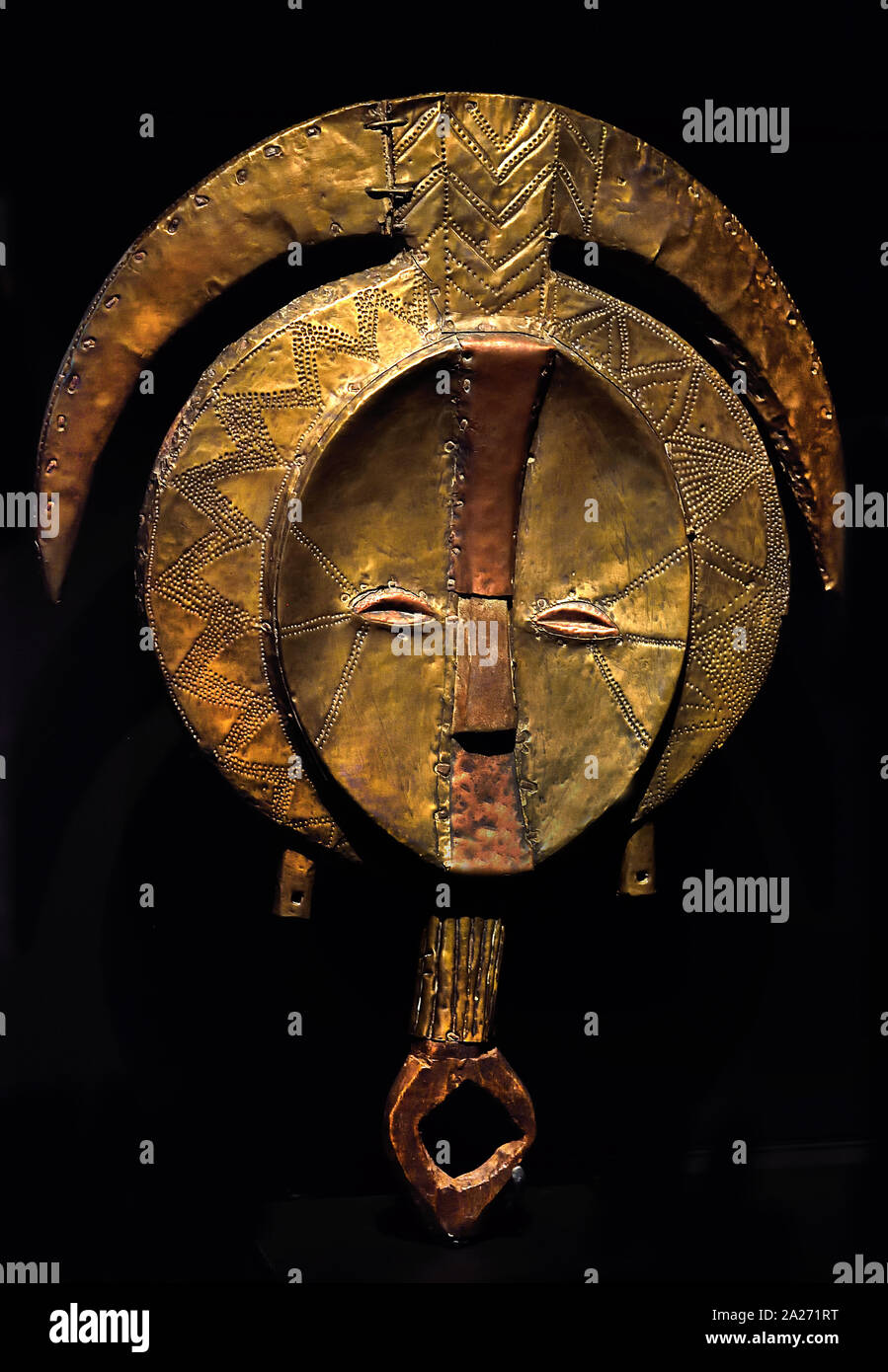 Reliquiario statua, Mbede, Repubblica del Congo, secolo XIX, legno, la pittura o il caolino, vetro perline di mungitura, snake vertebra di fibre vegetali Africa, africane. Foto Stock