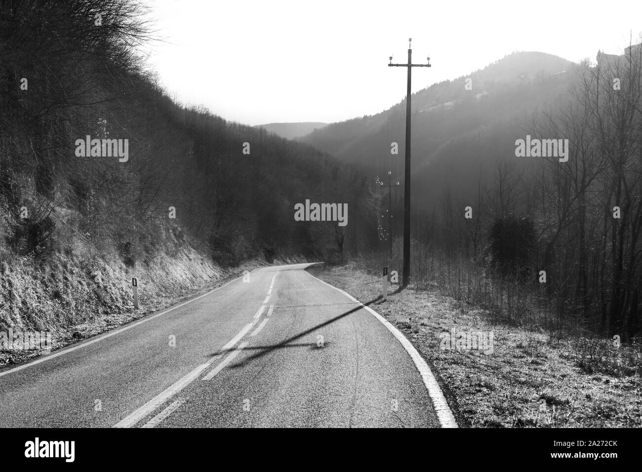 Paesaggio in bianco e nero, strada vuota Foto Stock