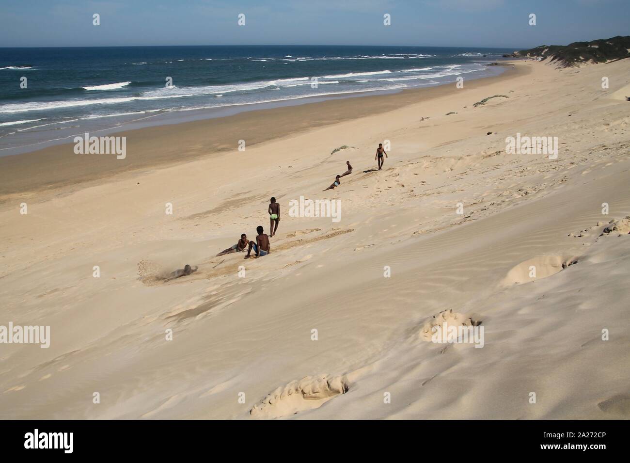 Spielende Jungen Südafrikanischen am Strand Foto Stock
