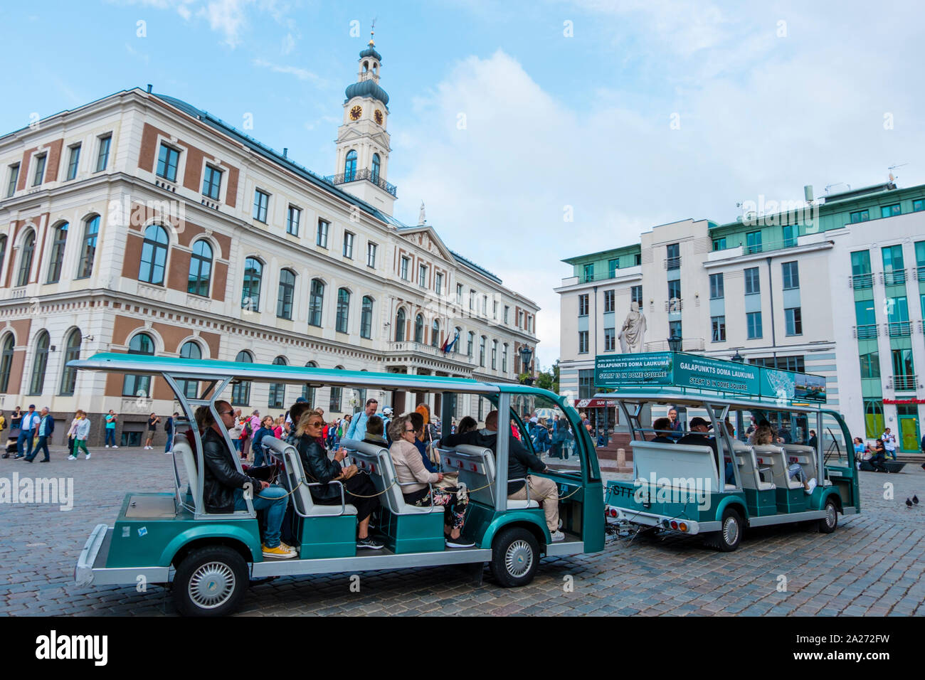 Electrobus, gita turistica, Ratslaukums, città vecchia, Riga, Lettonia Foto Stock