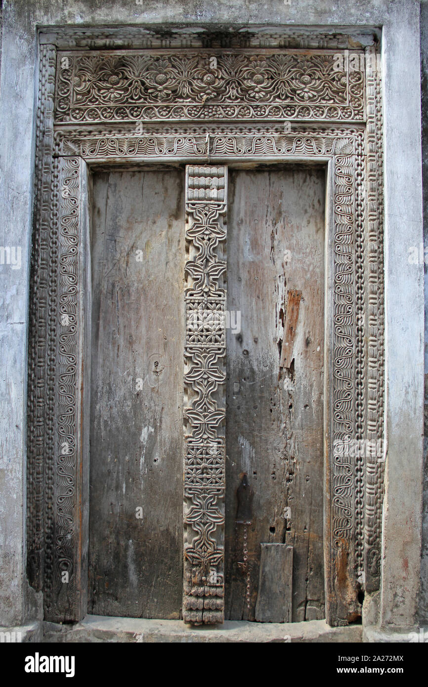 Stile Arabo arte porta scolpito, Stone Town, isola di Unguja, Zanzibar, Tanzania. Foto Stock
