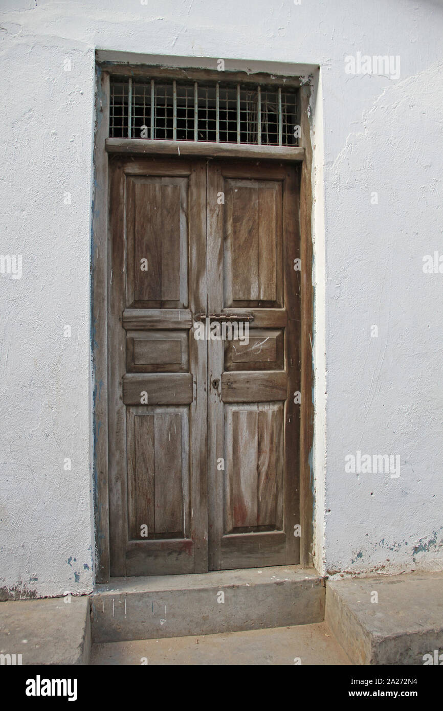 Casa porta di ingresso, Stone Town, Zanzibar, isola di Unguja, Tanzania. Foto Stock