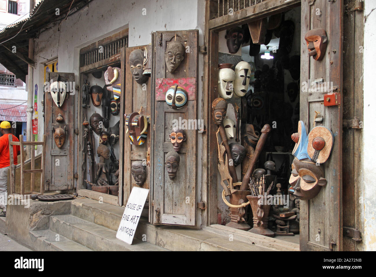 In Africa le maschere in legno, woen statue e altri africani in legno articoli venduti nel negozio, Stone Town; Zanzibar, isola di Unguja, Tanzania. Foto Stock