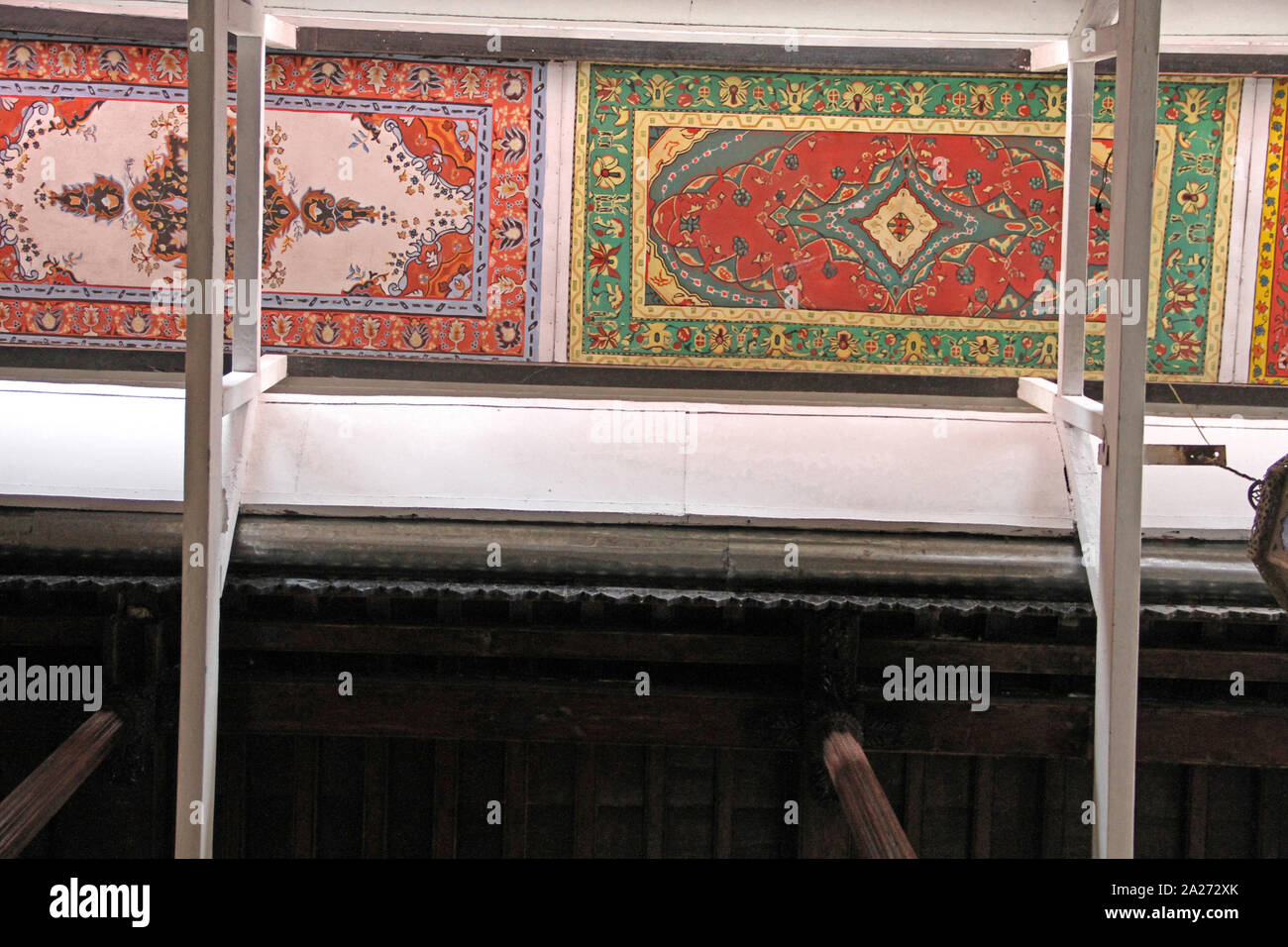 Oriental tappeti persiani su legno hotel soffitto con telai di acciaio, Stone Town, Zanzibar, isola di Unguja, Tanzania. Foto Stock