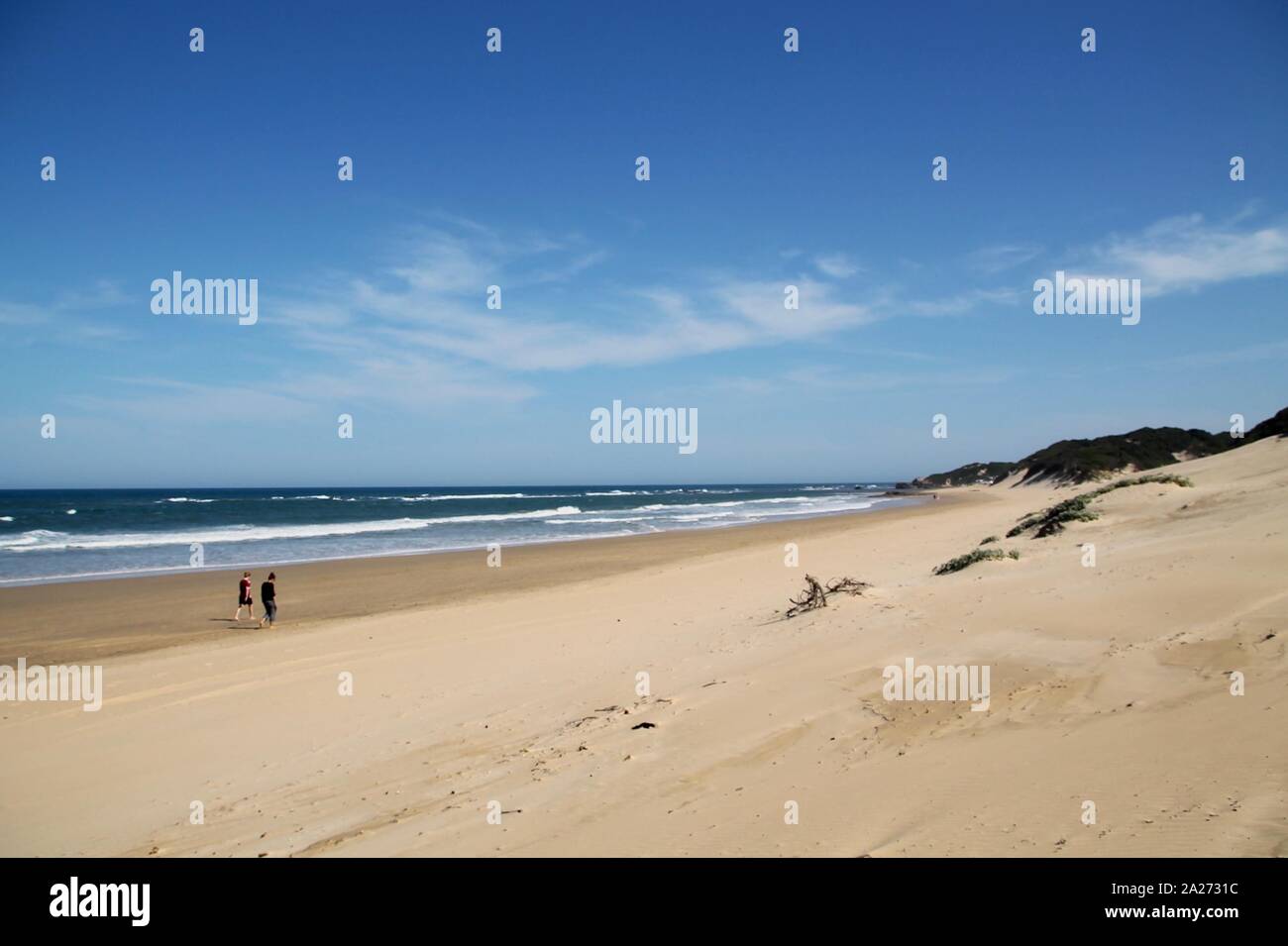 Un Strandspaziergang weitem Sandstrand Sommer im Foto Stock