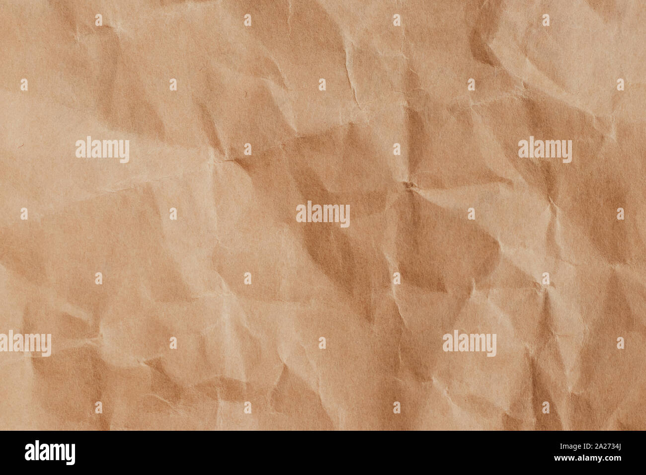 Crumpled carta marrone sfondo, effetto testurizzato. Confuso stropicciata pergamena. La carta di avvolgimento, foglio di artigianato, vecchia carta. Foto Stock