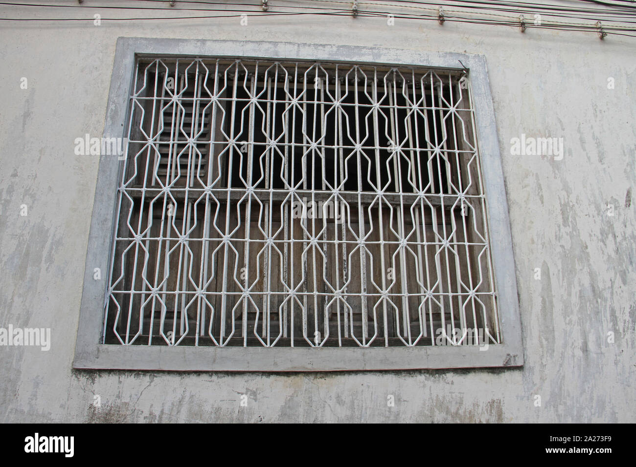 Chiusura di sicurezza bloccate sul telaio di una finestra, Stone Town, Zanzibar, isola di Unguja, Tanzania. Foto Stock