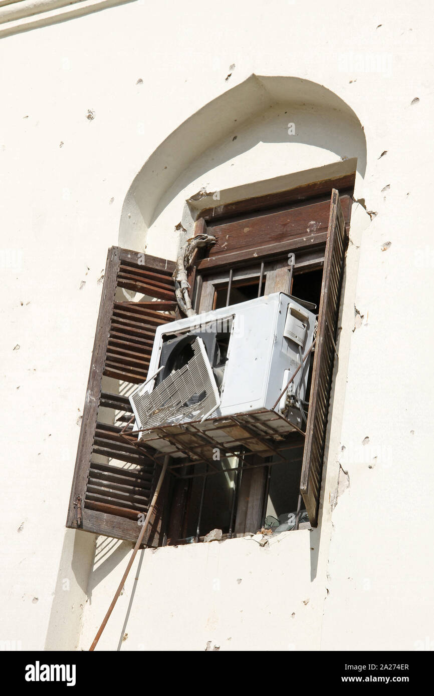 Ripartiti il condizionatore d'aria in usurati finestra, Stone Town, Zanzibar, isola di Unguja, Tanzania. Foto Stock
