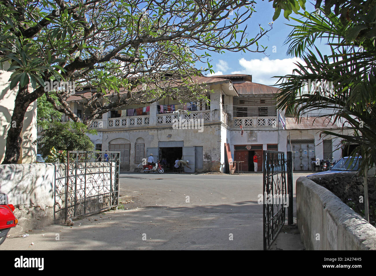 Ingresso ad un blocco di appartamenti, Stone Town, Zanzibar, isola di Unguja, Tanzania. Foto Stock