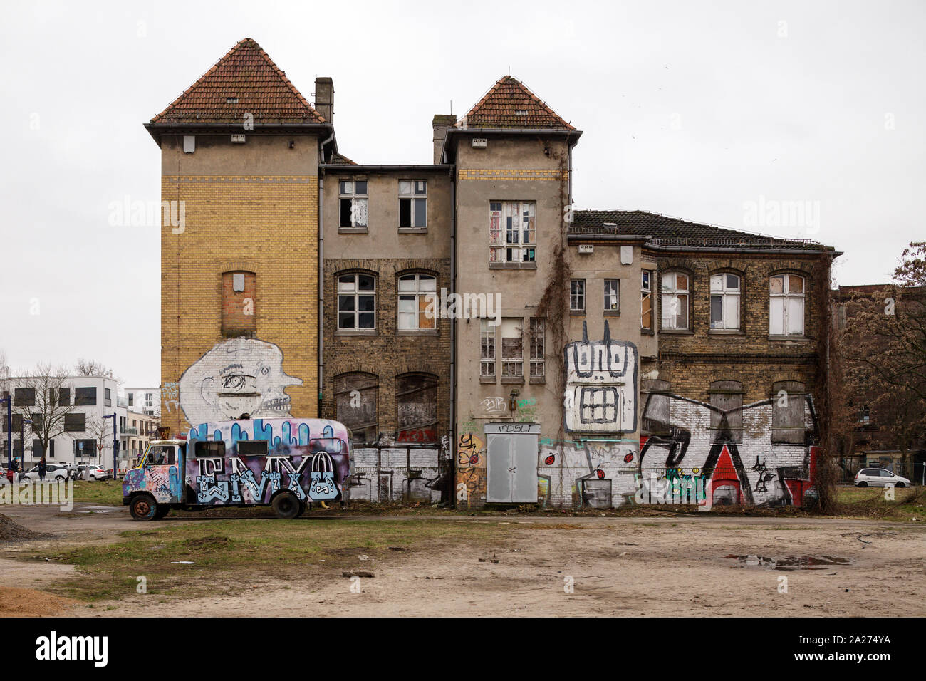 27.01.2018, Berlin, Berlin, Germania - Industrial rovina sul sito dell'ex fabbrica del vetro nel Glasblaeserallee a Berlino-Friedrichshain. 00P180 Foto Stock