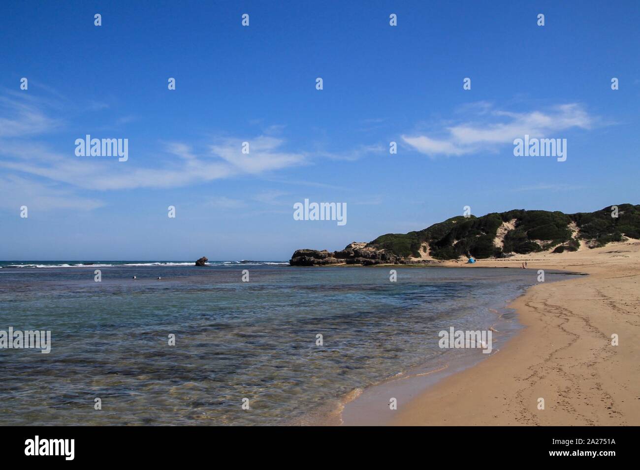 Stille Bucht an der Küstenlinie Südafrikas Foto Stock