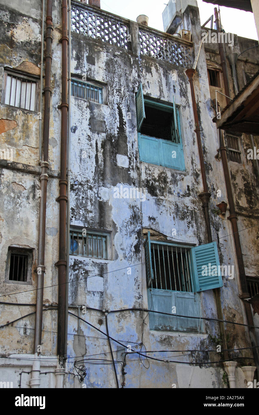 La faccia posteriore del appartamento locali blocco di appartamenti edificio, Stone Town, Zanzinbar, isola di Unguja, Tanzania. Foto Stock