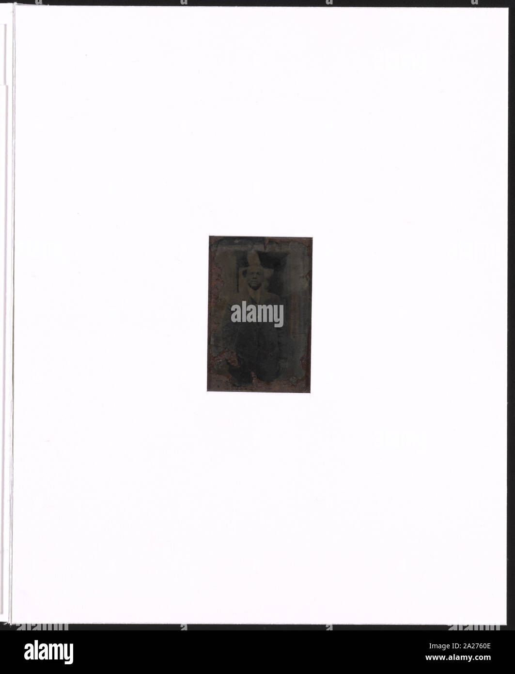 Ritratto di un uomo non identificato di intera lunghezza, in piedi, rivolto verso la parte anteriore Foto Stock