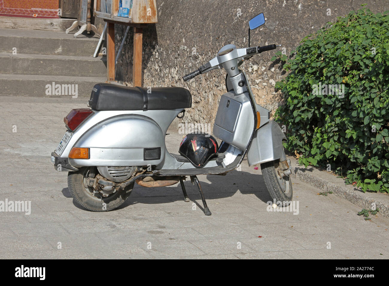 Scooter e casco sulla strada, Stone Town, Zanzibar, isola di Unguja, Tanzania. Foto Stock