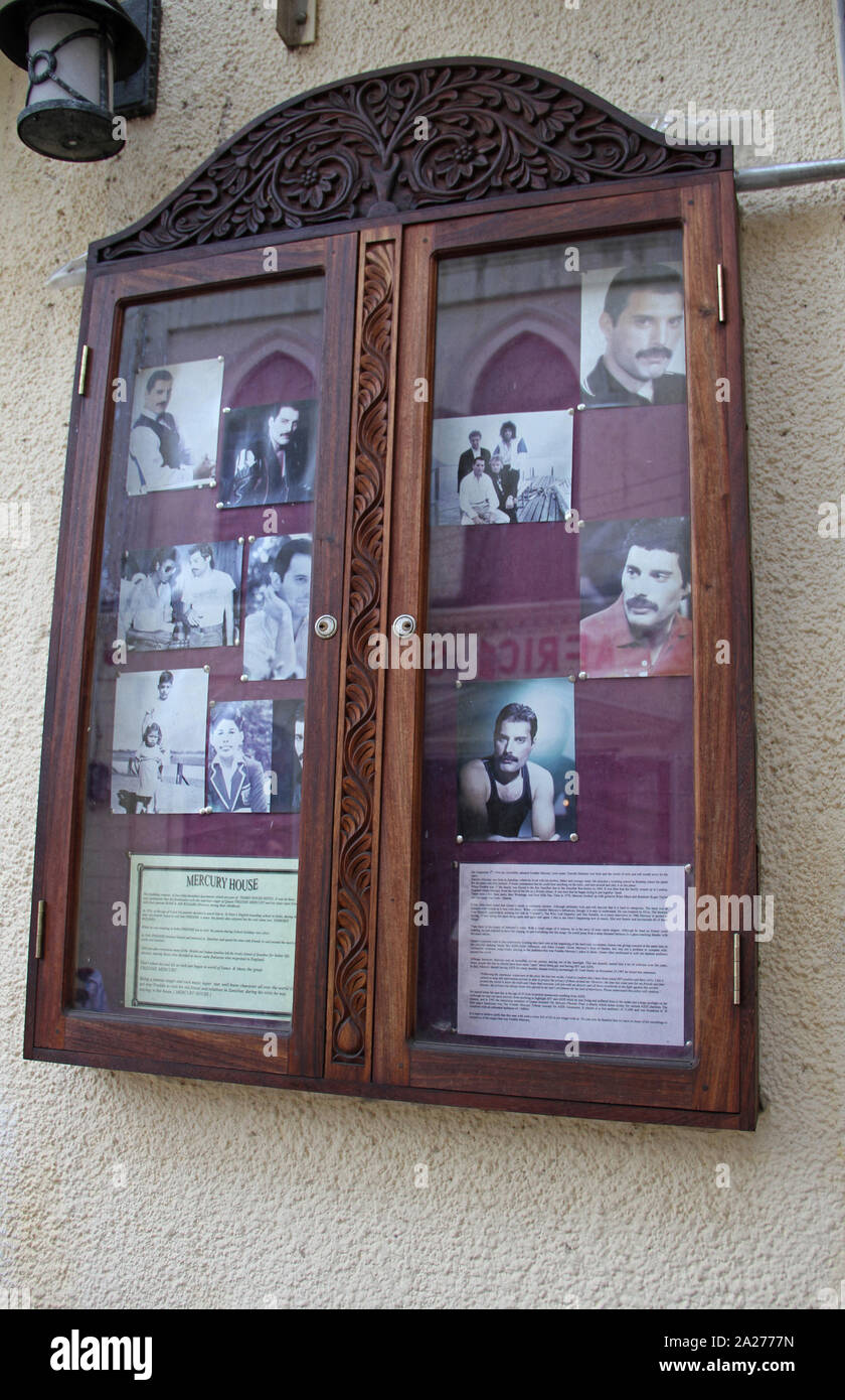 Memorial, la storia e le foto di Freddie Mercury dalla banda regina sulla lavagna di sughero al di fuori della casa di mercurio, Stone Town (il suo luogo di nascita), Zanzibar, isola di Unguja, Tanzania. Foto Stock