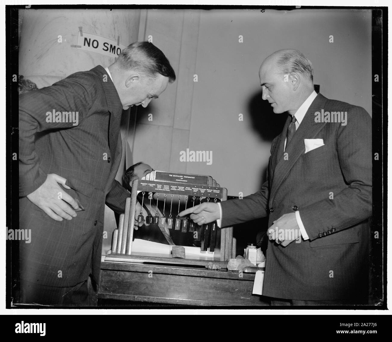 Possibile chiave di metallo comitato di monopolio di studio. Washington, 8 maggio. Il temporaneo nazionale Comitato economico rivolto la sua inchiesta oggi dopo la poco nota industria di berillio. Il senatore Joseph O'Mahoney, Co-presidente del Comitato, è qui rappresentato con Andrew Gahagan, Presidente del berillio Corp., del tempio, Pa., esaminando il minerale grezzo e un martello di campione che è composto da una lega di berillio. Gahagan berillio descritto come un elemento, quarto in peso atomico da idrogeno, che può essere combinato con il rame o nichel e alcuni altri metalli per produrre leghe di extraordina Foto Stock
