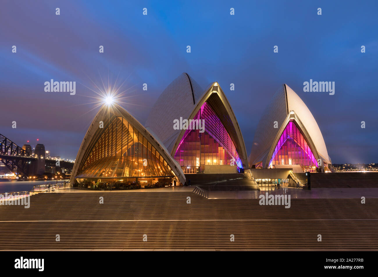 Vista ravvicinata della iconica Sydney Opera House di notte durante il festival di brillanti. Foto Stock