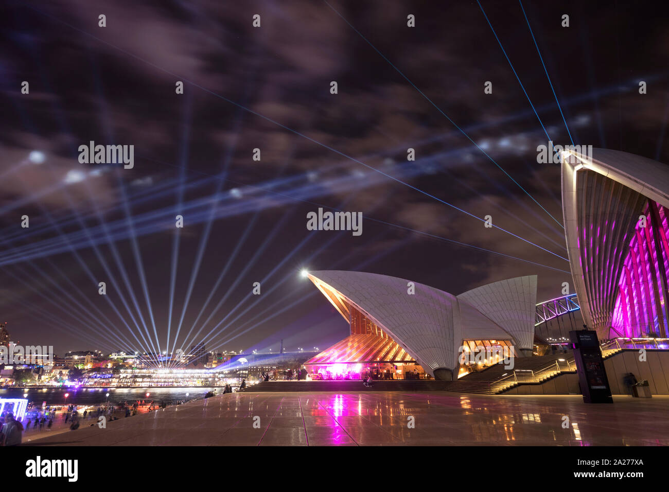 Vista ravvicinata della iconica Sydney Opera House di notte durante il festival di brillanti. Foto Stock