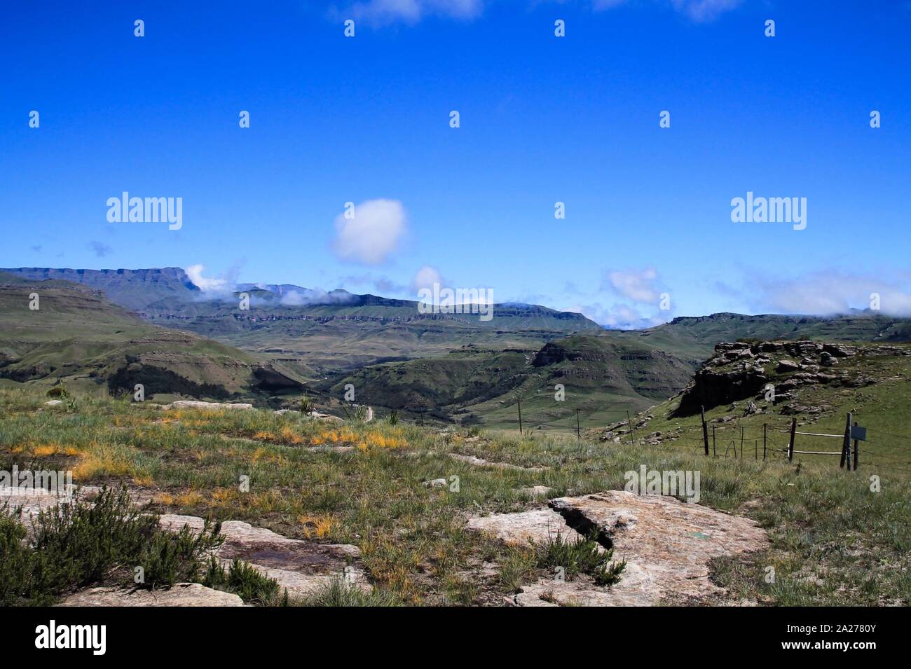 Weiter Blick über aufragende Felsen in den Drakensbergen Südafrikas Foto Stock