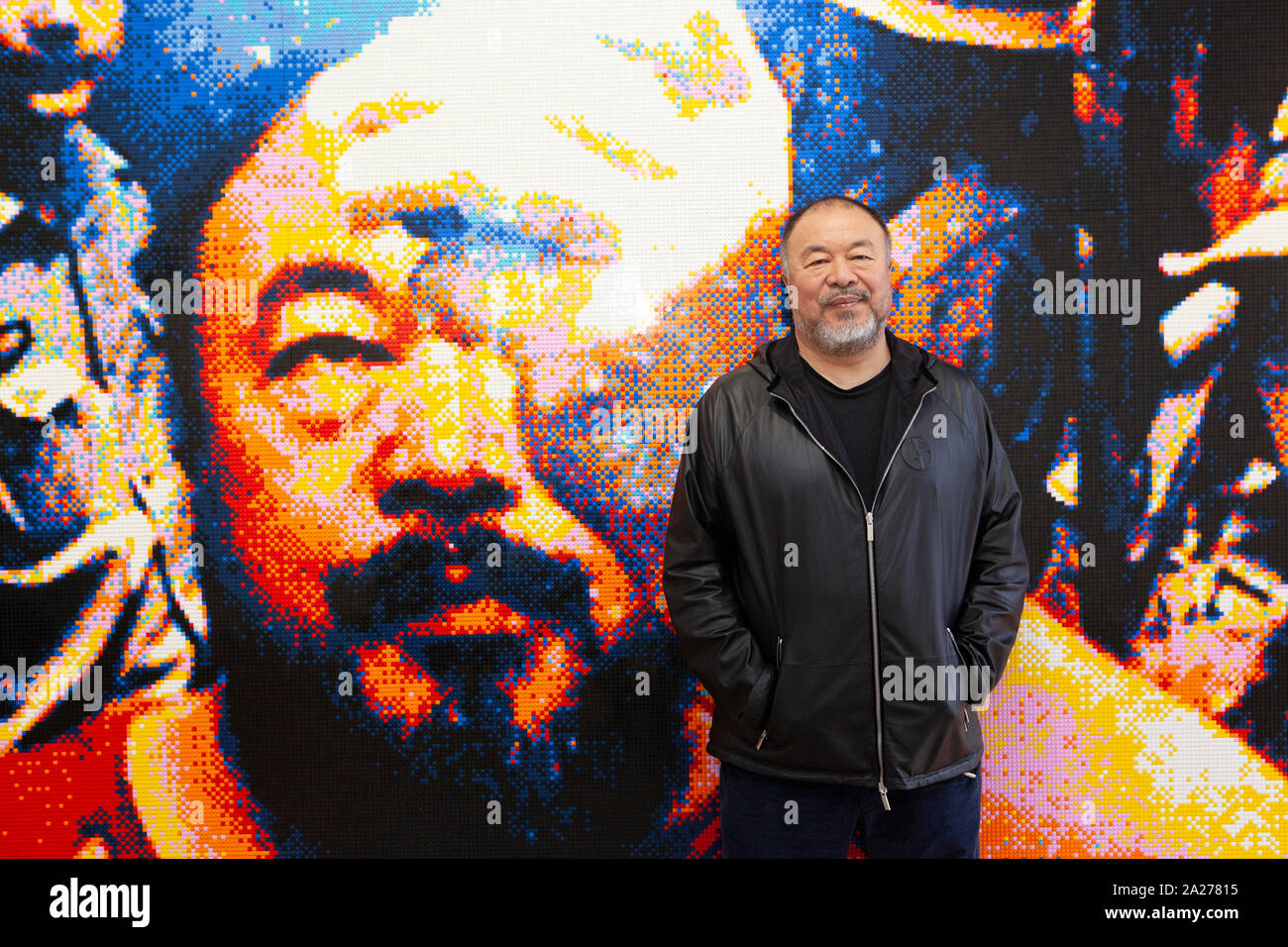Dissidente artista cinese Ai Weiwei hanno partecipato all'apertura della sua nuova mostra "Roots" presso la Lisson Gallery. Sul display sono sculture di fusione in ghisa dalle radici degli alberi in via d'estinzione Vinagreiro Pequi albero da Bahia in Brasile nonché il kite-come funziona in bambù e seta e grandi immagini pixel reso in Lego. Foto Stock