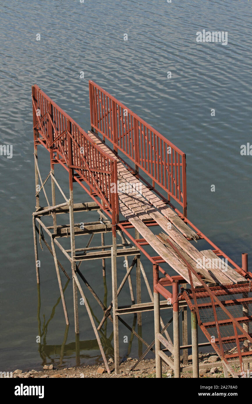 Usurati molo ponte presso la banca del lago, Zimbabwe. Foto Stock