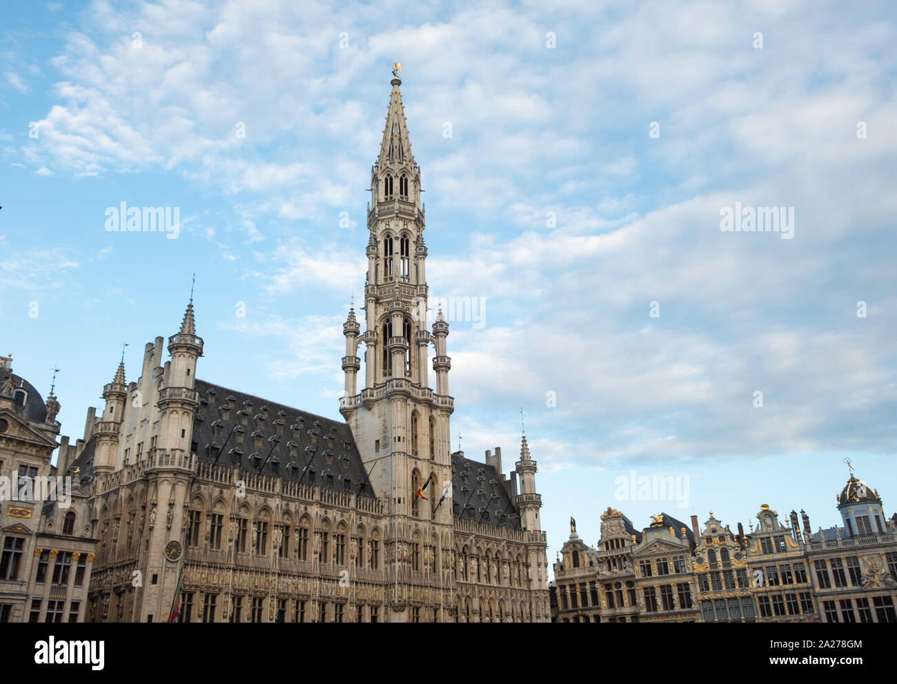 Facciata di Brussels City Hall di Grand Place. Presa all'alba con poche persone in piazza Foto Stock