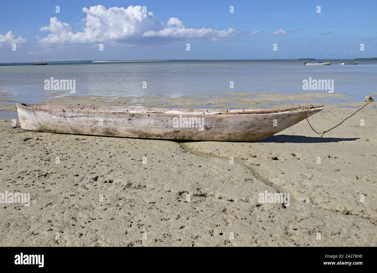 Vecchio vuoto pesca in legno Canoe sulla spiaggia con montante giù, Zanzibar, isola di Unguja, Tanzania. Foto Stock