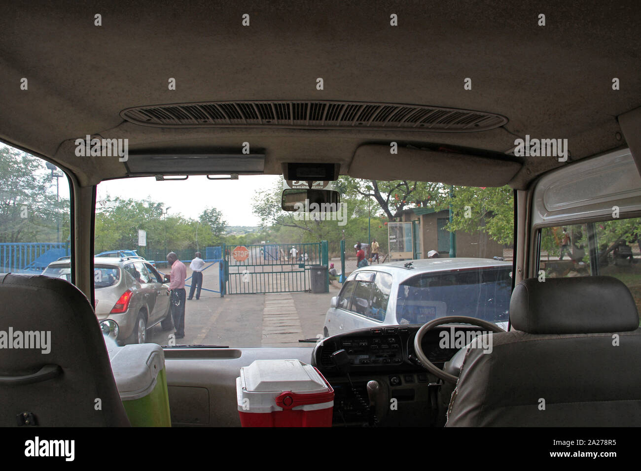 Casello autostradale a varcare il confine tra Zambia e Zimbabwe, vista dentro un fermo combi minibus taxi, Zimbabwe. Foto Stock