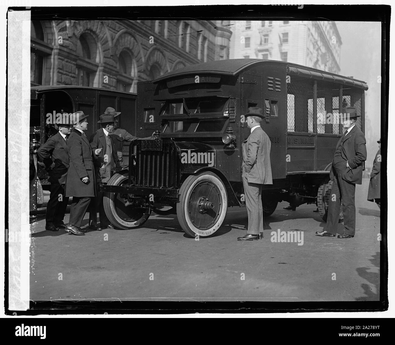 Postmaster generale saranno Hayes e altri Post Office funzionari di ispezionare il nuovo camion blindato che si è proposto di mettere in uso come un mezzo di protezione per i messaggi di posta, 12/1/21 Foto Stock