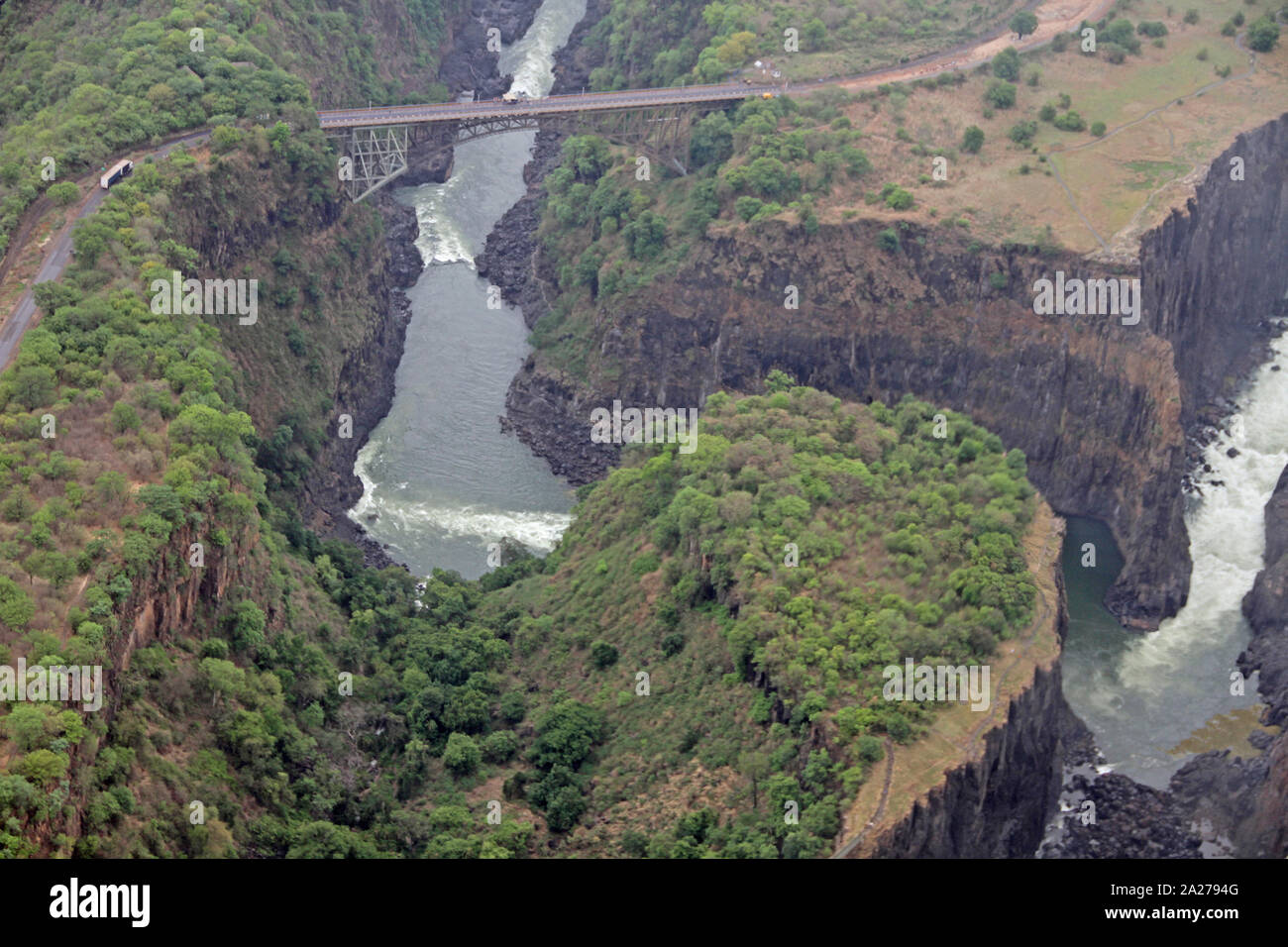 Zambezi River Gorge valley e Victoria Falls Bridge, Zimbabwe e Zambia. Foto Stock