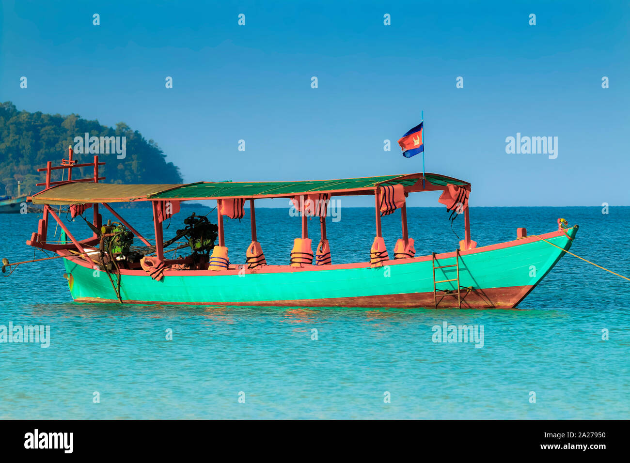 Imbarcazione turistica viaggio traghetto con giubbotti salvagente a Baia Saraceno su questa isola di vacanze; Saracen Bay Resort Koh Rong Sanloem isola, a Sihanoukville, Cambogia Foto Stock