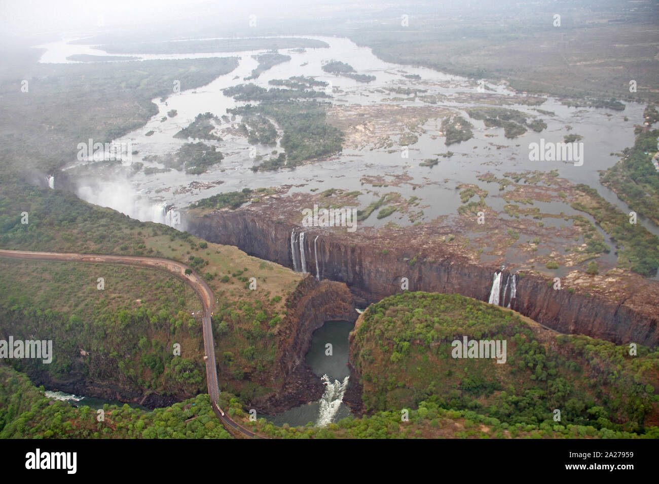 Zambezi River Gorge Valley, a piena lunghezza di Victoria Falls cascate e Victoria Falls Bridge, Zimbabwe e Zambia. Foto Stock