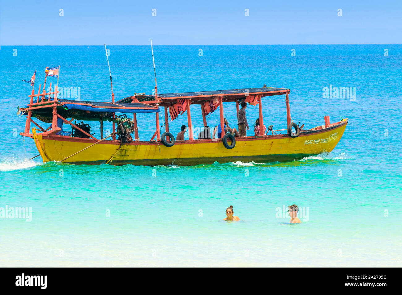 Imbarcazione turistica viaggio traghetto con giubbotti salvagente a Baia Saraceno su questa isola di vacanze; Saracen Bay Resort Koh Rong Sanloem isola, a Sihanoukville, Cambogia Foto Stock