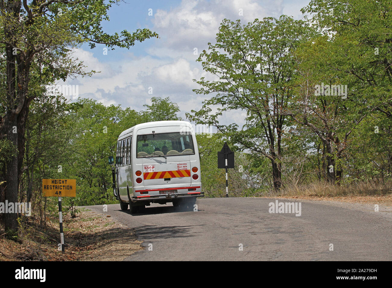 Bus sulla strada a Victoria Falls National Park, Zimbabwe. Foto Stock