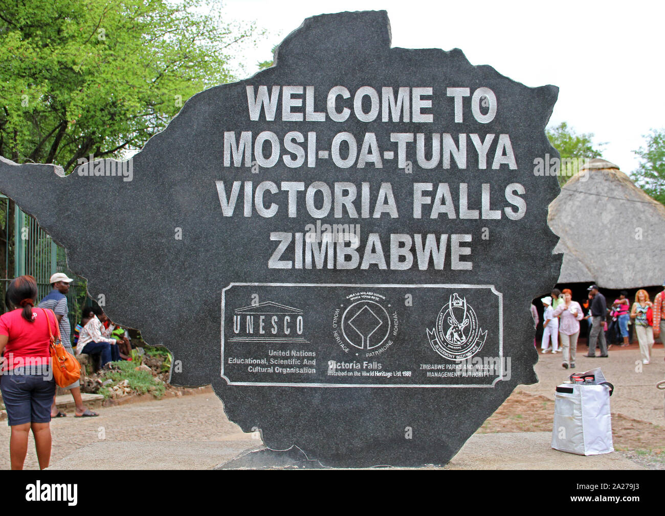 Ingresso anteriore accogliente segno di Mosi-Oa-Tunya National Park, Victoria Falls, Zimbabwe. Foto Stock