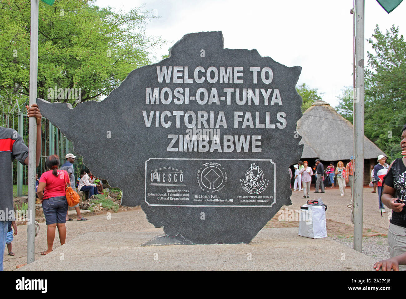 Ingresso anteriore accogliente segno di Mosi-Oa-Tunya National Park, Victoria Falls, Zimbabwe. Foto Stock
