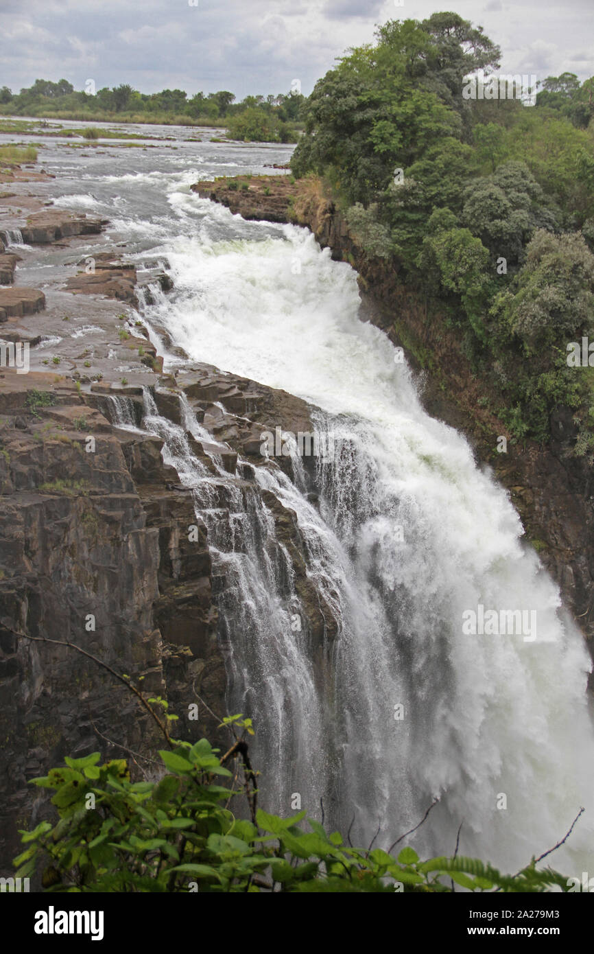 Vista sulla cima di Victoria Falls e piscina, Zimbabwe. Foto Stock