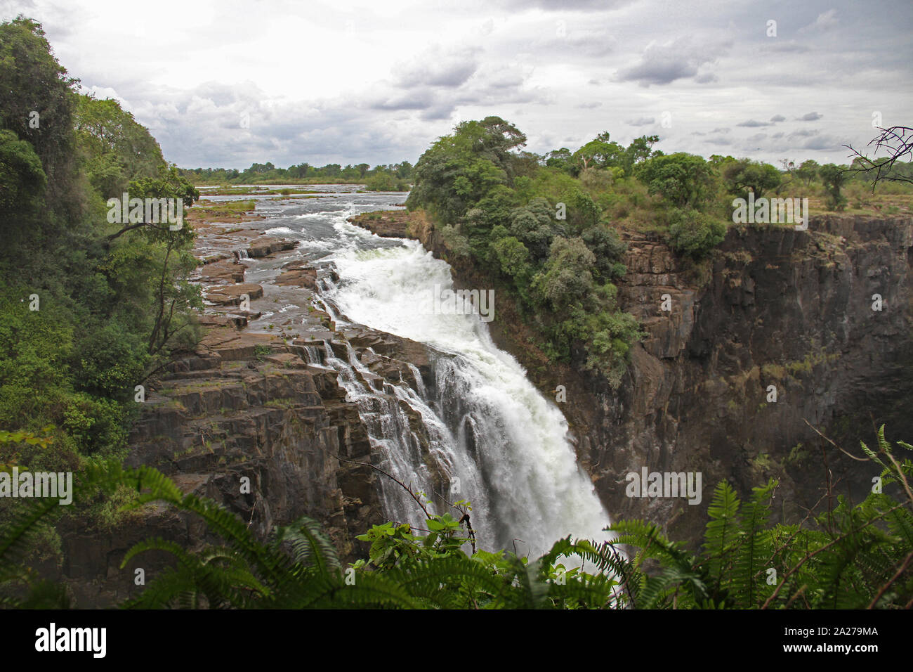 Vista sulla cima di Victoria Falls e piscina, Zimbabwe. Foto Stock
