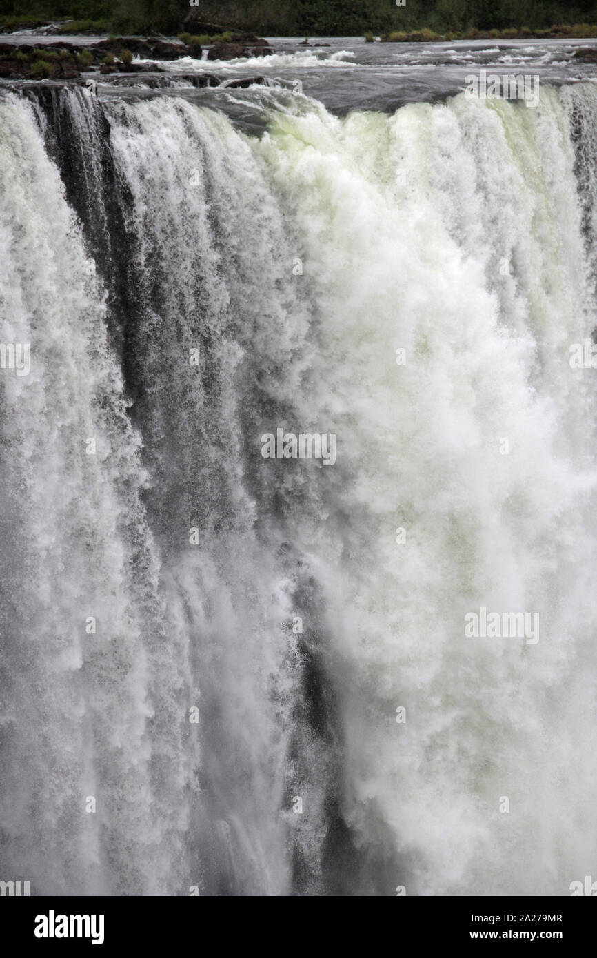 Vista sulla cima di Victoria Falls dallo Zimbabwe. Foto Stock