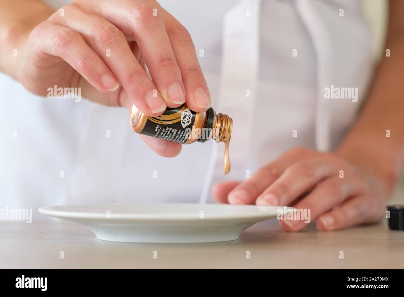 La realizzazione e la decorazione di una torta Foto Stock