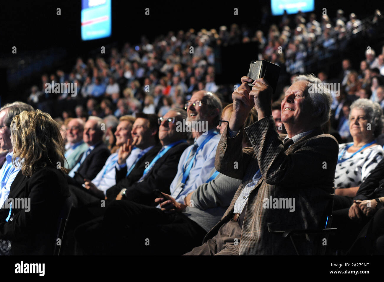 Manchester, Inghilterra. 30 Settembre, 2019 a un membro del partito prende un selfie di se stesso nel corso di un discorso nella sala principale, il secondo giorno di Conserv Foto Stock