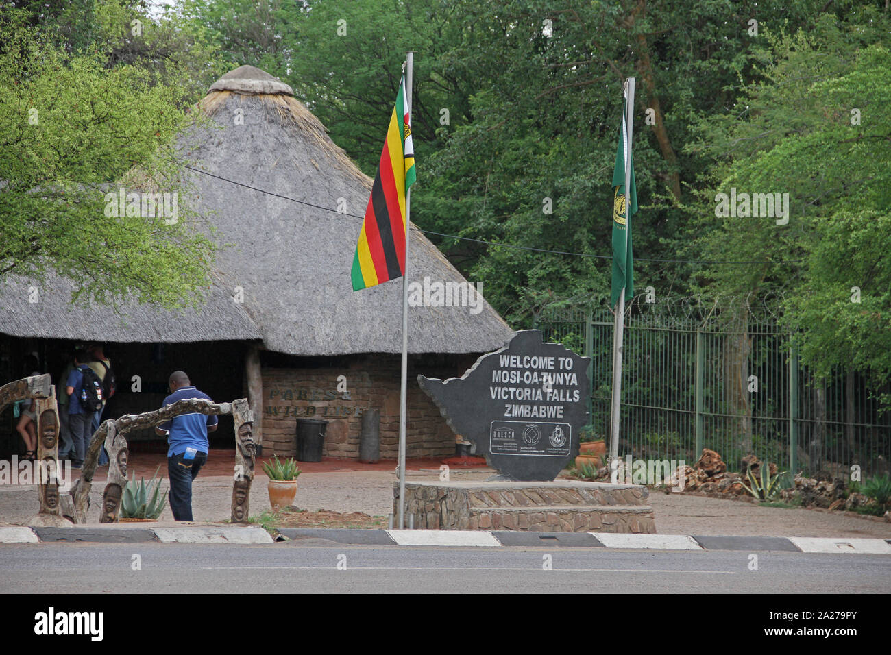Ingresso anteriore accogliente segno di Mosi-Oa-Tunya National Park, Victoria Falls, Zimbabwe. Foto Stock