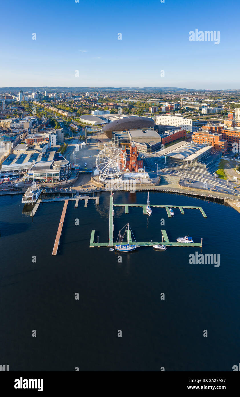 Vista aerea della Baia di Cardiff, la capitale del Galles, UK 2019 su un cielo chiaro giorno di estate Foto Stock