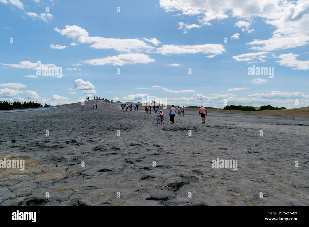 Buzau, Romania - 29 Giugno 2019: persone che visitano i vulcani di fango in Buzau, Paclele Mari. Foto Stock
